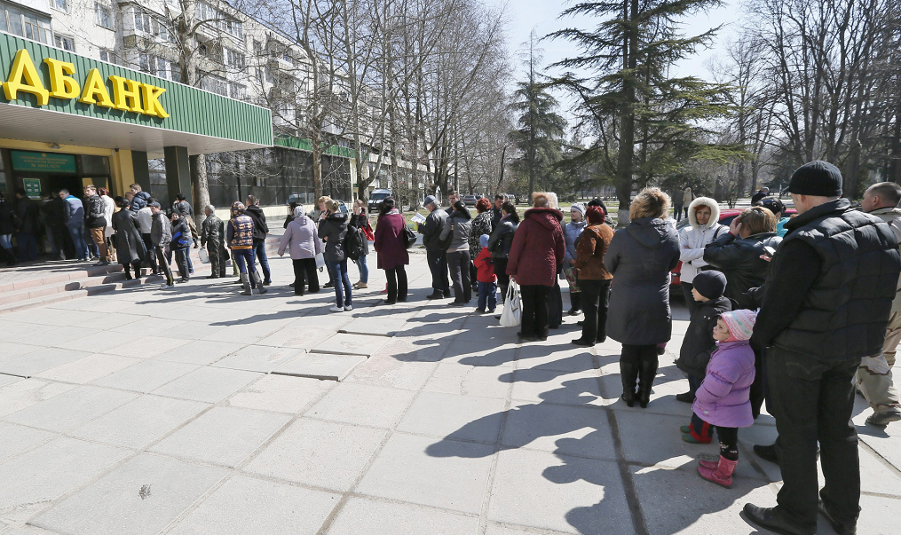 Largas colas ante los bancos de Crimea por temor al…