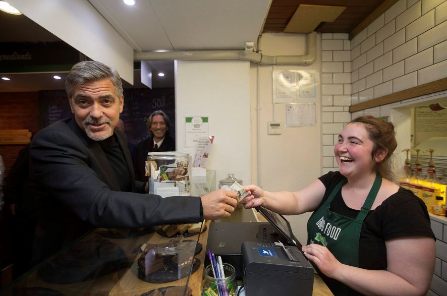 Clooney desata la locura en su visita a una cafetería social en Edimburgo