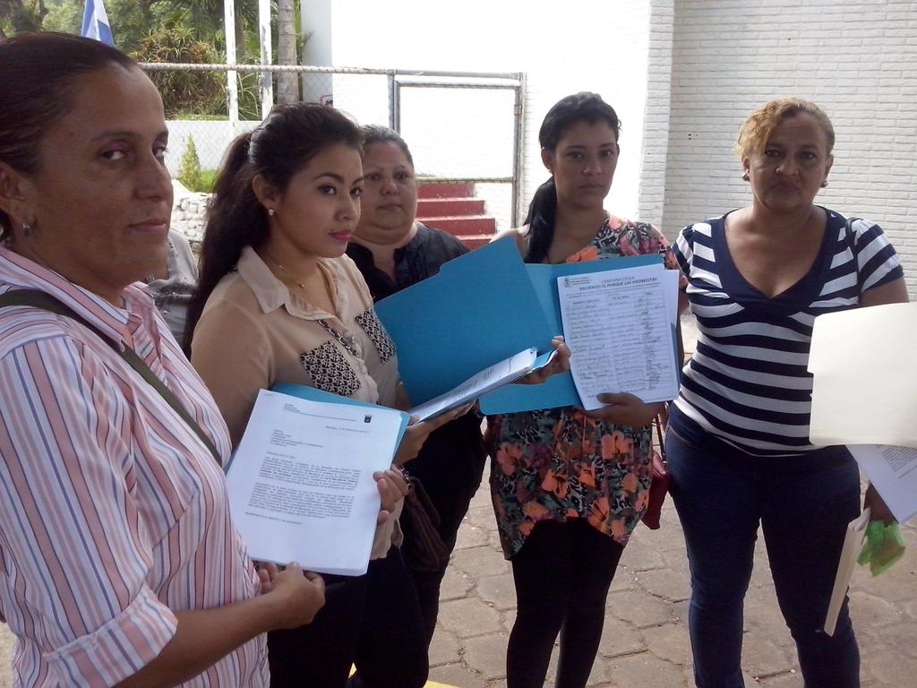 Entregan firmas para reconstrucción de parque Las Piedrecitas