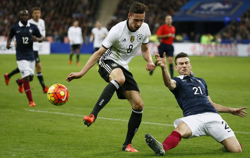 Francia gana a Alemania en duelo marcado por ataques