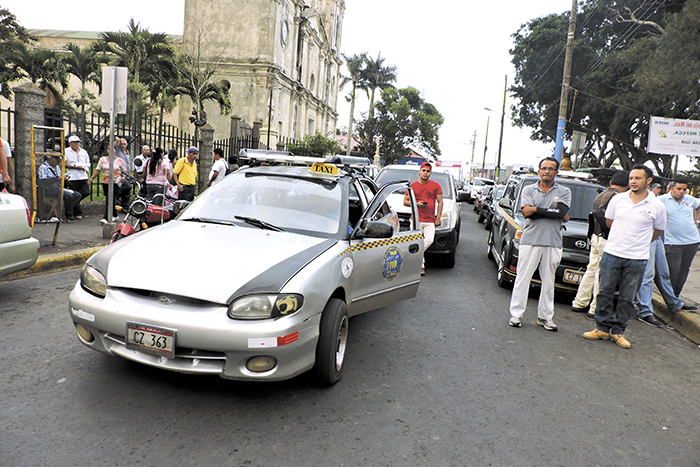 Taxistas exigen sacar a los piratas