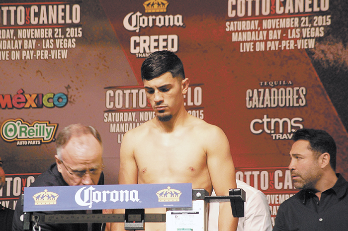 Randy Caballero no dio peso y pierde título en báscula