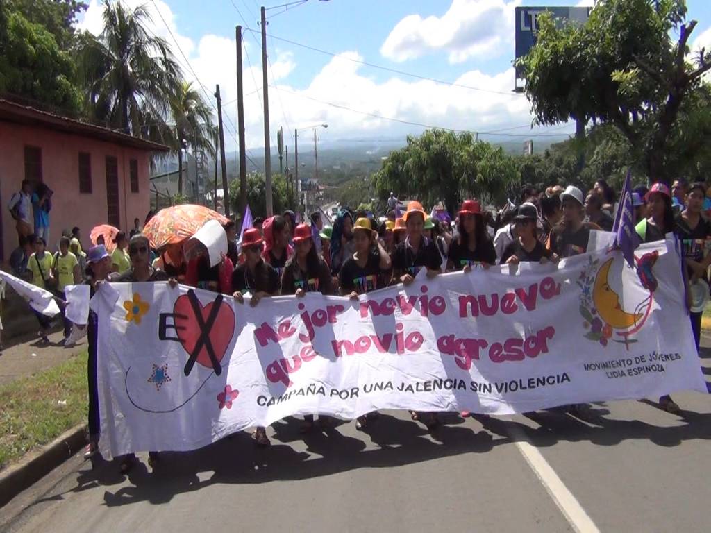 Mujeres marchan en conmemoración al día internacional de la no violencia