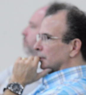 Alvaro Montealegre y Hugo Paguaga tras la reja