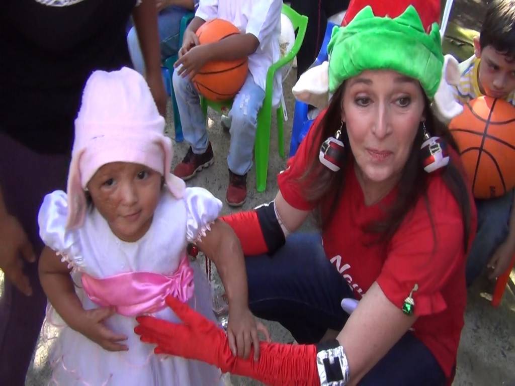 APROQUEN visita hospitales con su caravana navideña número 24