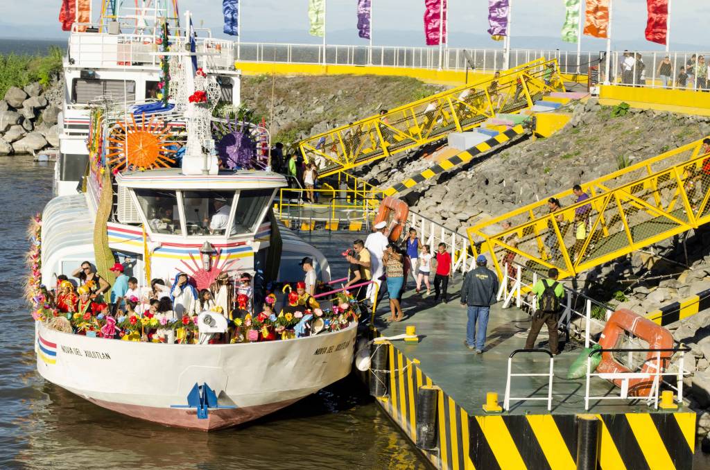 Celebran a la virgen María en lanchas en el lago Xolotlán de Managua