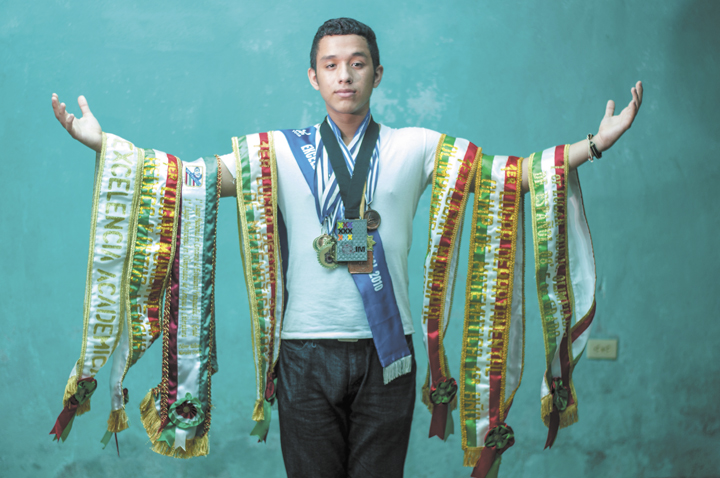 Estudiante nica gana medalla en Olimpiadas de Matemáticas
