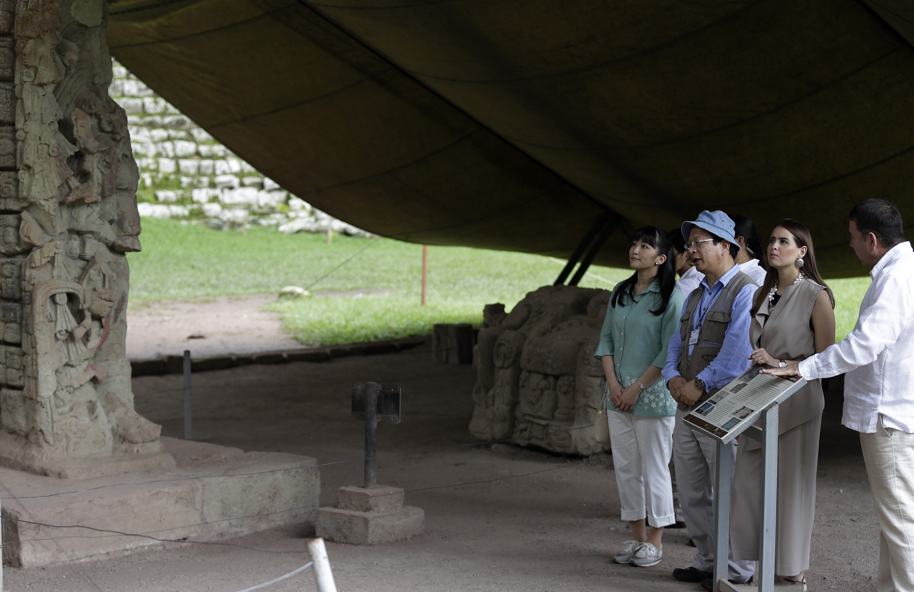 Parque arqueológico maya Copán Ruinas recibe a la princesa Mako en Honduras