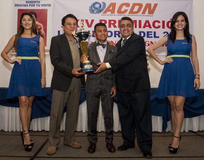 Román González viaja para los Premios Univisión Deportes