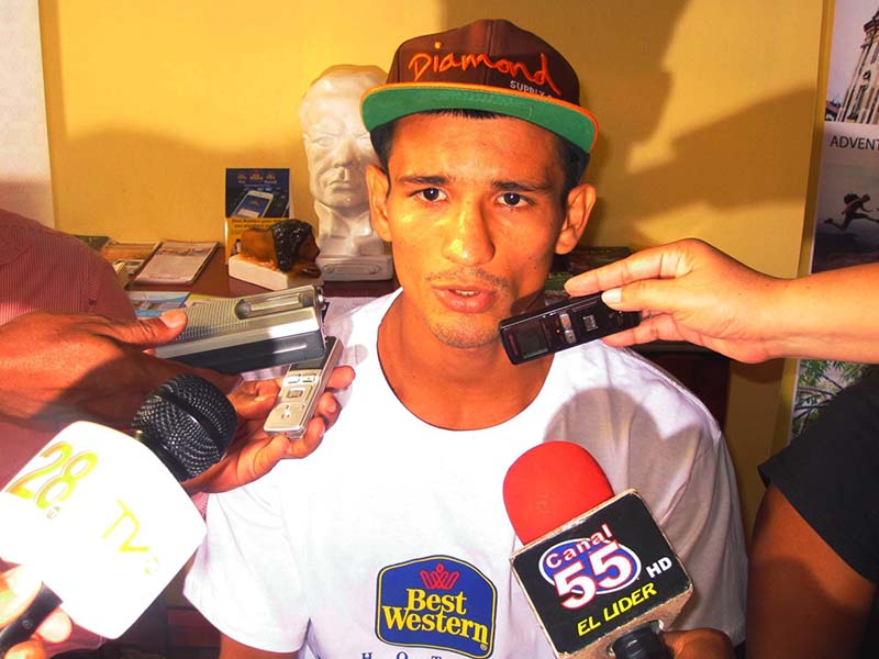 Oliver Flores listo para pelea de título mundial