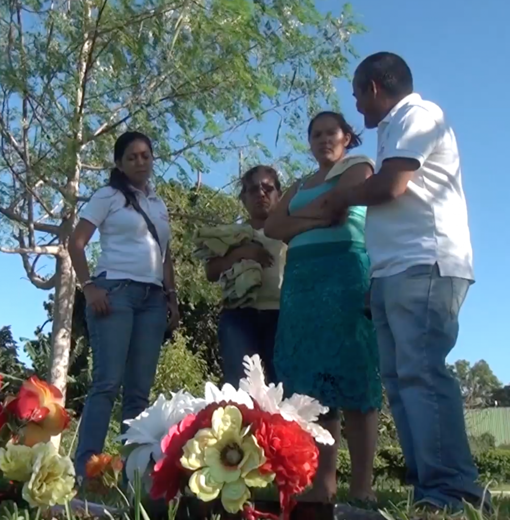 Yelka visita a sus muertos, víctimas de la masacre policial en Las Jagüitas