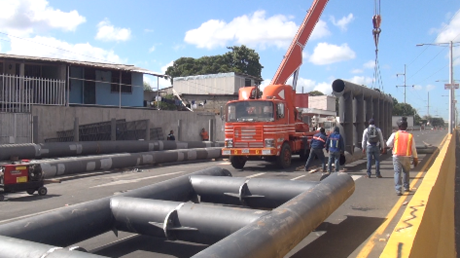 Celebran construcción de puente peatonal en paso a desnivel Rubenia