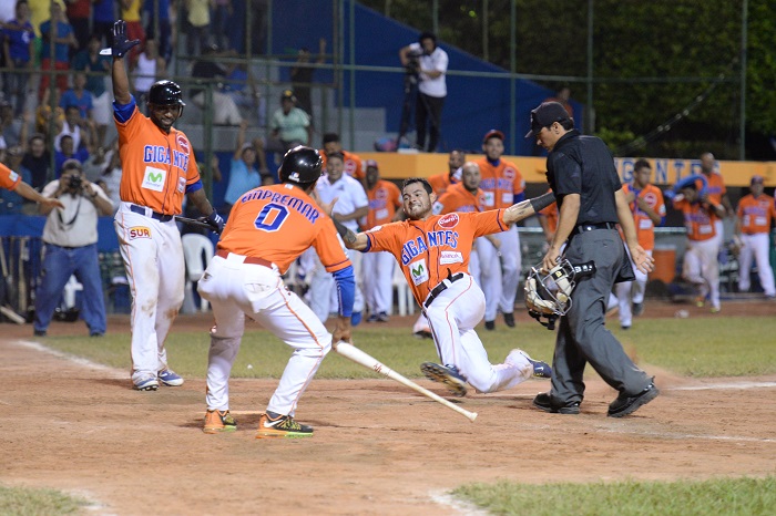 Gigantes derrotan al Bóer en 16 entradas