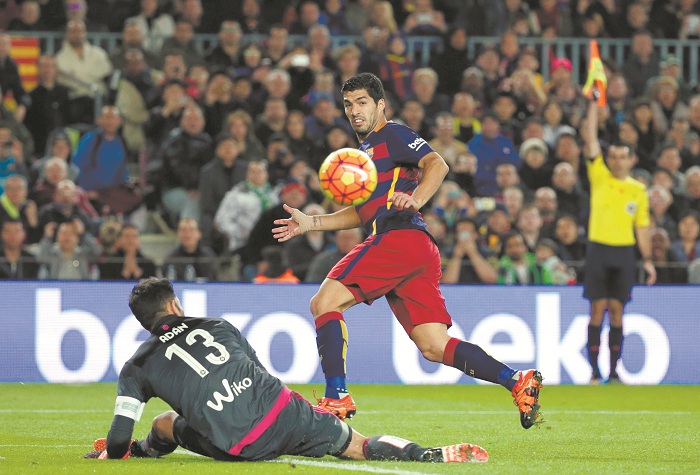 El Barsa golea y cierra el año en la cima de la Liga