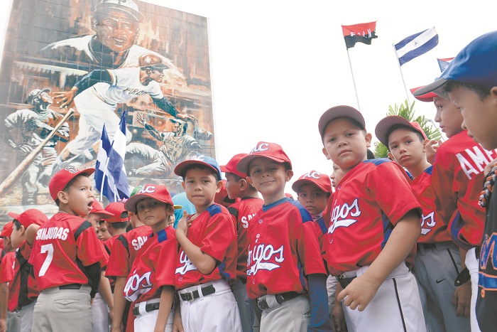 Homenaje a Roberto Clemente de los niños de las academias de beisbol de Managua