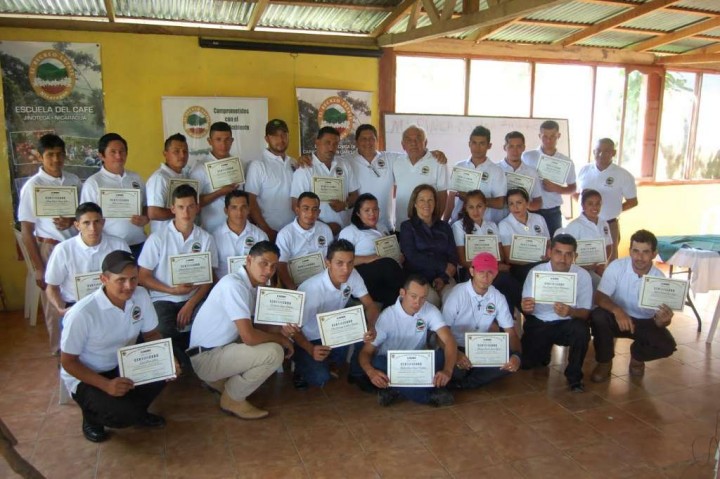 Hijos de productores se gradúan en Administración de Fincas