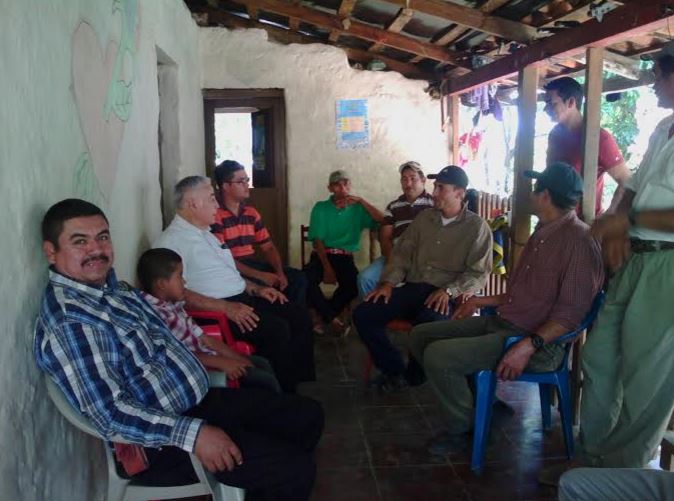 Policía aún no permite entrega de alimentos a capesinos