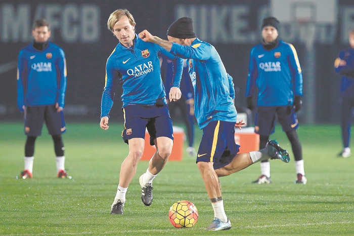 Barsa defiende el liderato ante el Espanyol en el derbi catalán