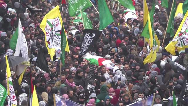 Miles de personas asisten a funerales de 14 palestinos en Hebrón