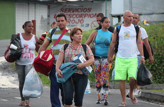 Cubanos varados en Panamá saldrán hacia México en dos semanas