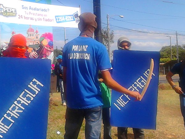 Forfunic pide la «paz» con palos en sus manos