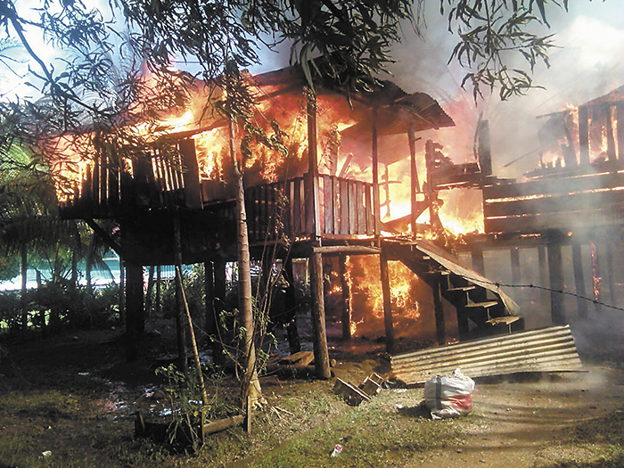 Queman casas por venganza