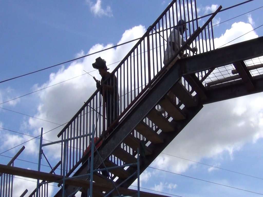 Aun no culmina instalación de puente peatonal en Rubenia