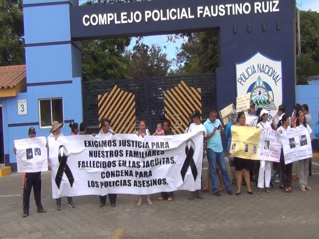 Familia Reyes Ramírez realiza primera de varias protestas que harán en plaza el sol