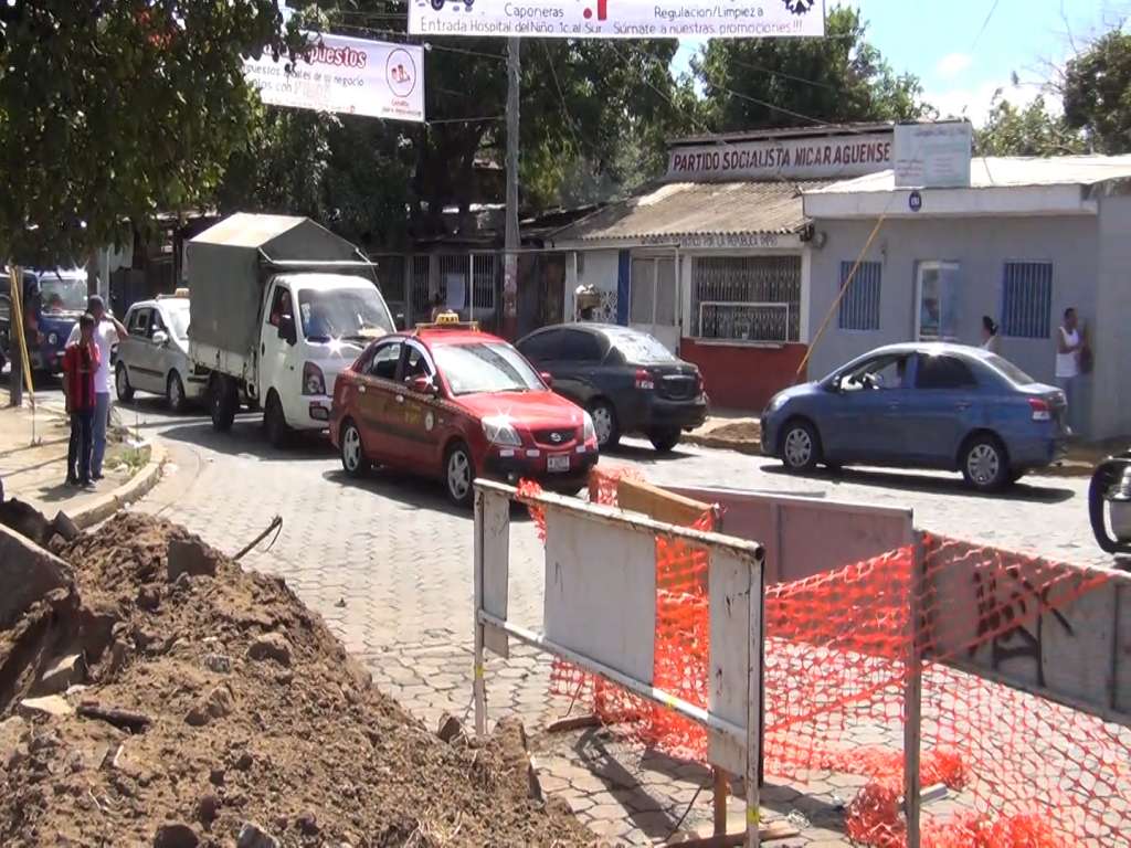 Tráfico pesado por cierre de vía en semáforos del Hospital la Mascota