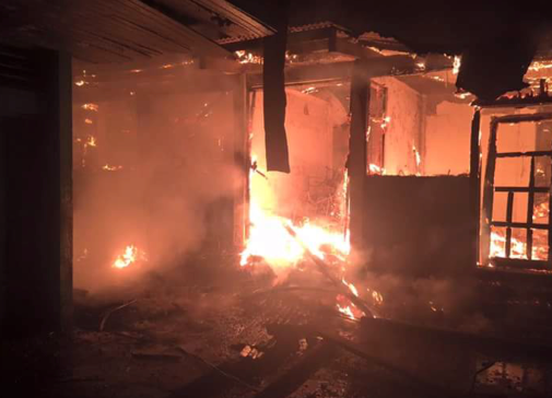 Estudiantes queman instituto en Waspam