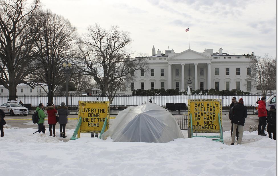 Adiós a “Conchita”, la española que protestó casi 35 años ante la Casa Blanca