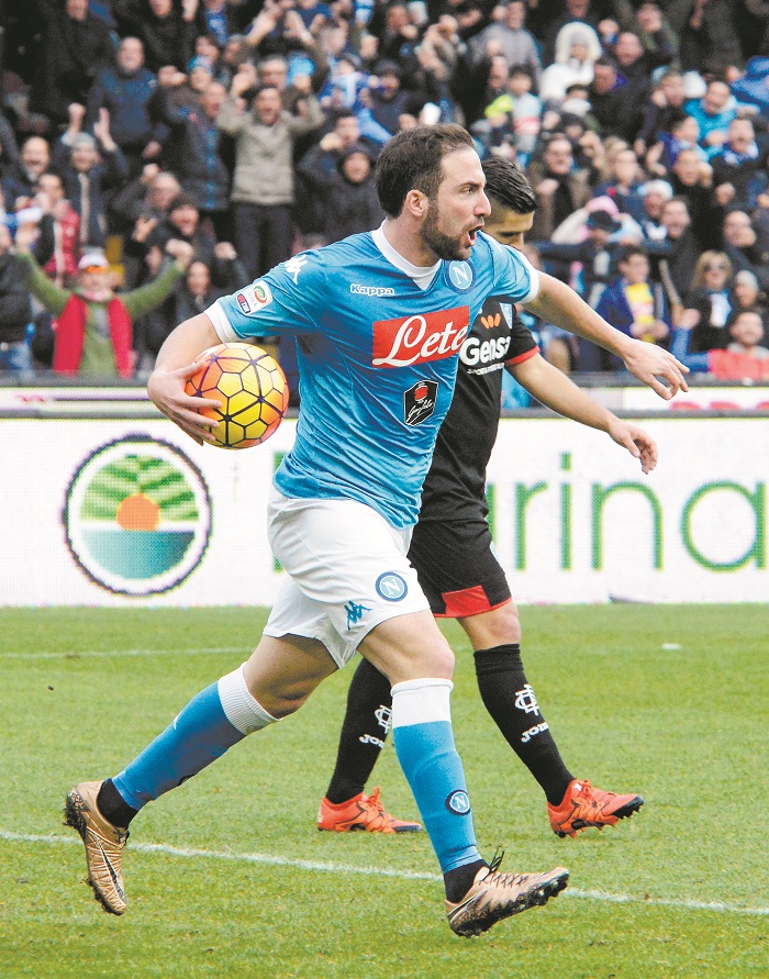 Nápoles mantiene la cima en la Serie A