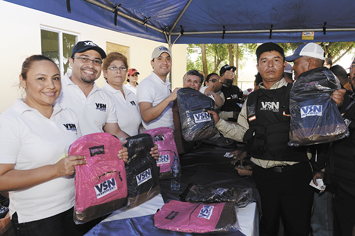 VSN entrega  paquetes escolares