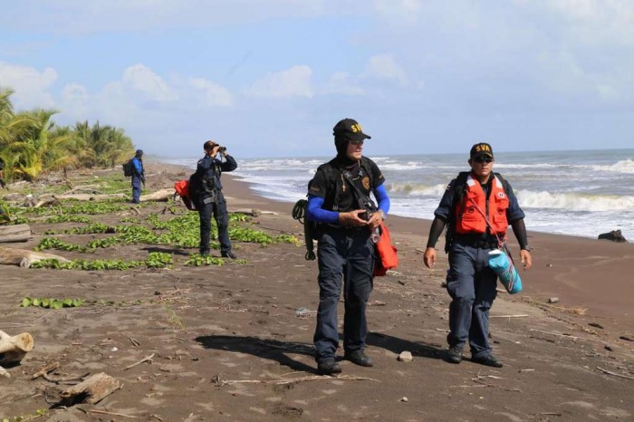 Buscan por tierra a menor que naufragó en el Caribe de Nicaragua