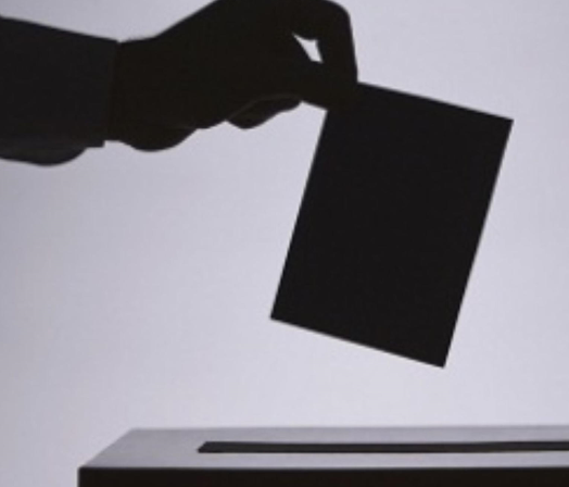 «caucus», invariable en plural («los caucus», no «los caucuses»)