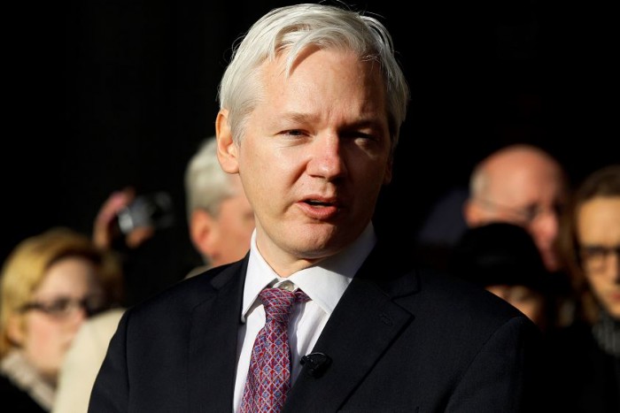 Julian Assange acusa a David Cameron de difamación