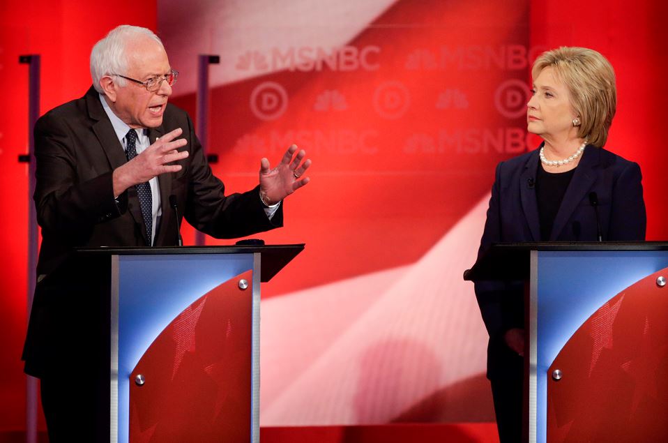 EEUU: Clinton y Sanders suben ásperamente el tono en debate demócrata