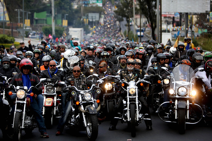 Miles de motociclistas en la caravana del zorro