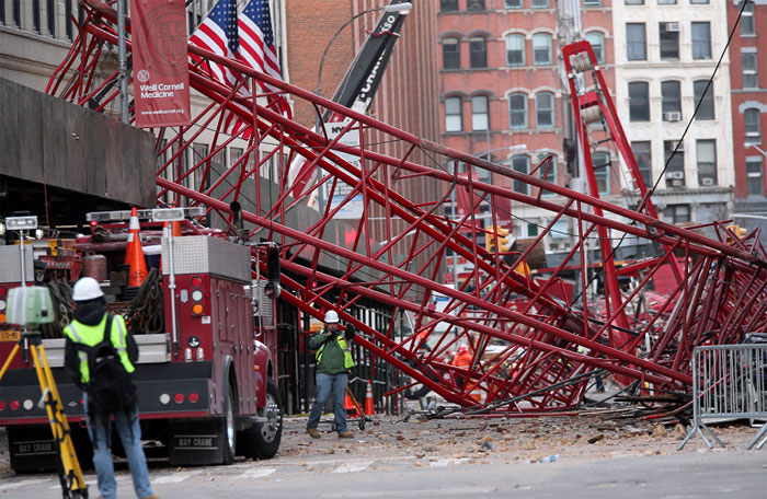 Investigan causa de colapso de enorme grúa en Nueva York