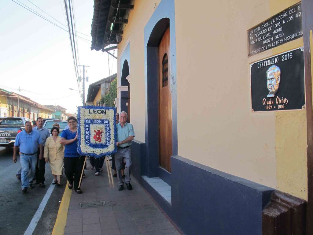 Ofrendas en monumentos de Rubén Darío