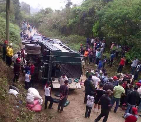 Camión cargado de pasajeros se vuelca en Murra