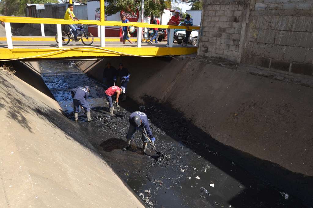 Sacan desechos de cauce cercano a mercado de Masaya