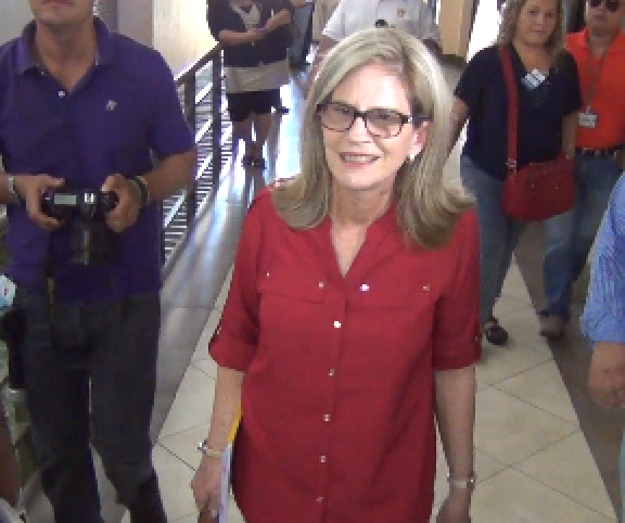 Discusión continua por doble nacionalidad de Kitty Monterrey