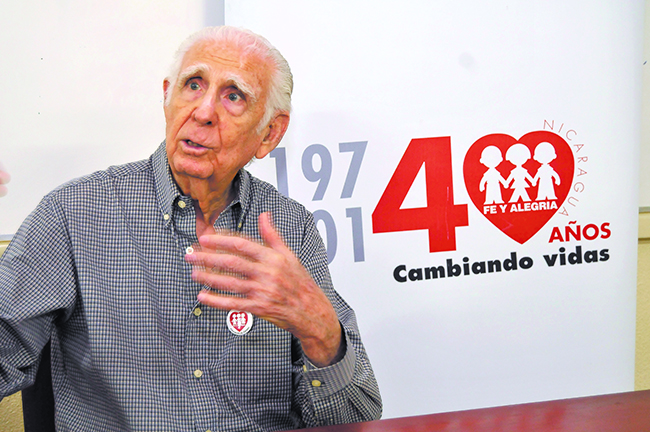 Padre Fernando Cardenal lucha por su vida