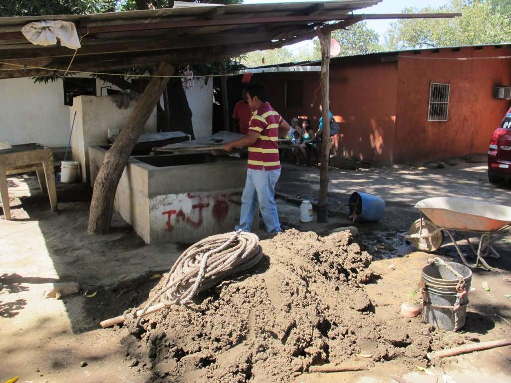 Muere buscando agua en el interior de un pozo