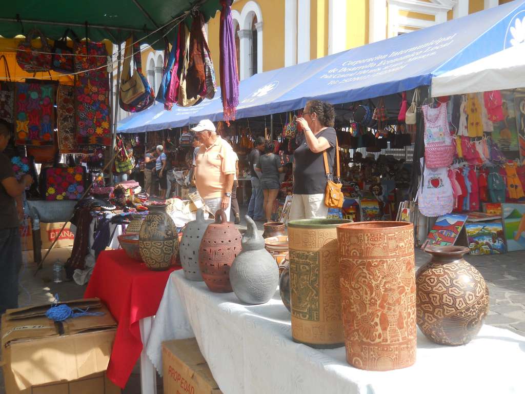 Artesanos con buenas ventas en Festival de Poesía