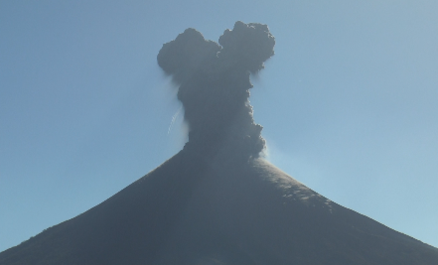 Volcán Momotombo inquieto durante el fin de semana