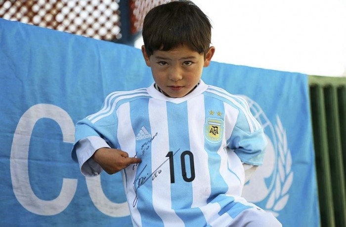 El niño afgano Murtaza Ahmadi recibe camiseta de Messi