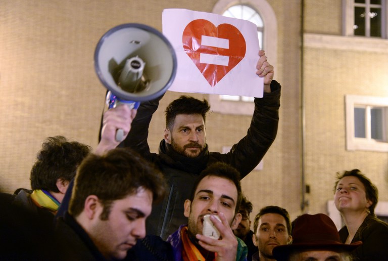 Senado italiano aprueba uniones civiles entre homosexuales