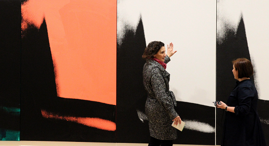 Las coloristas “Sombras” de Andy Warhol se muestran en el Guggenheim Bilbao